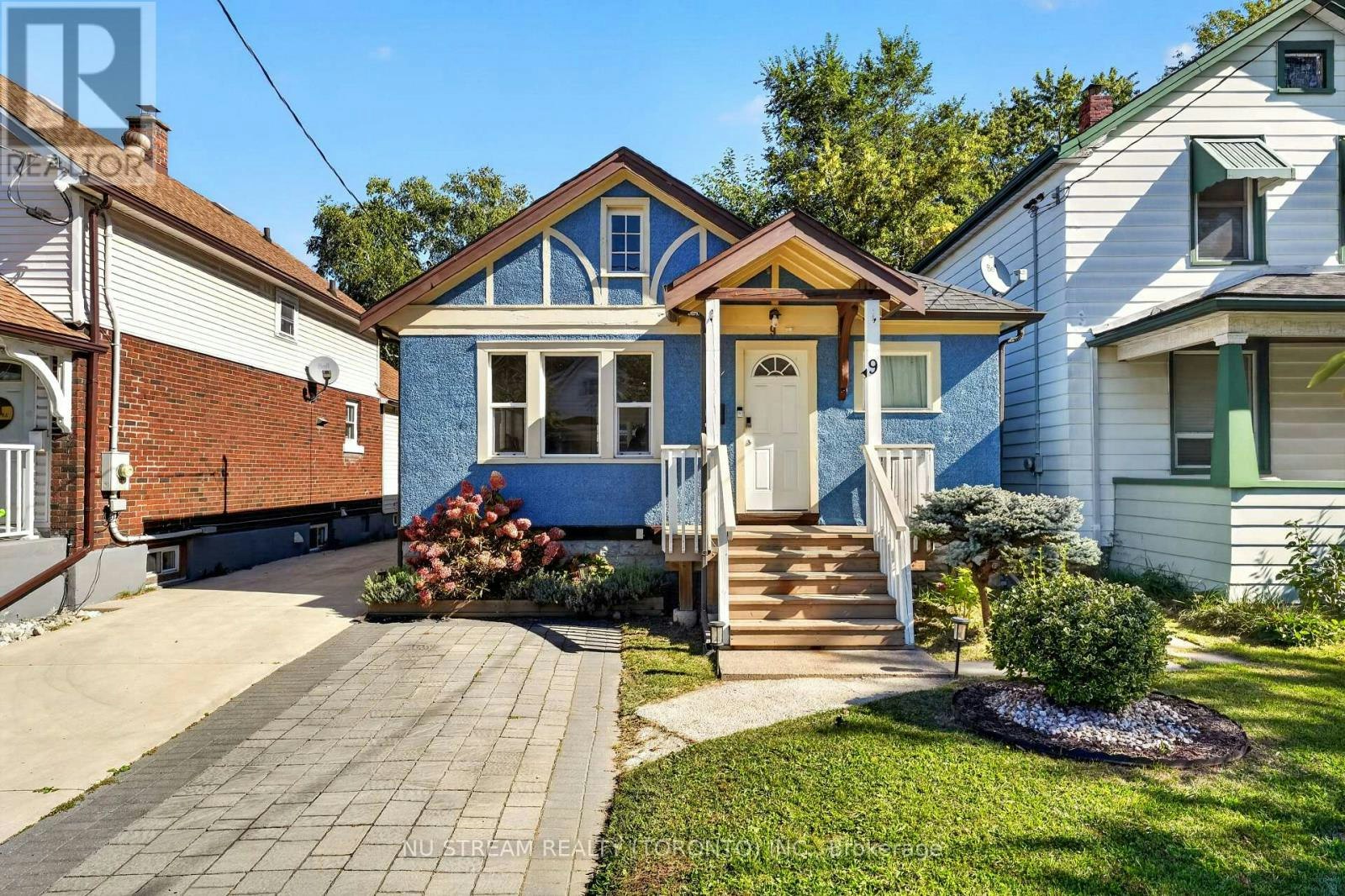 9 Manning Street, St. Catharines, ON, L2R 5Z4