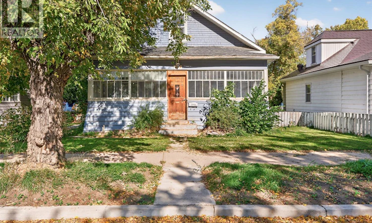 310 Coteau Street W