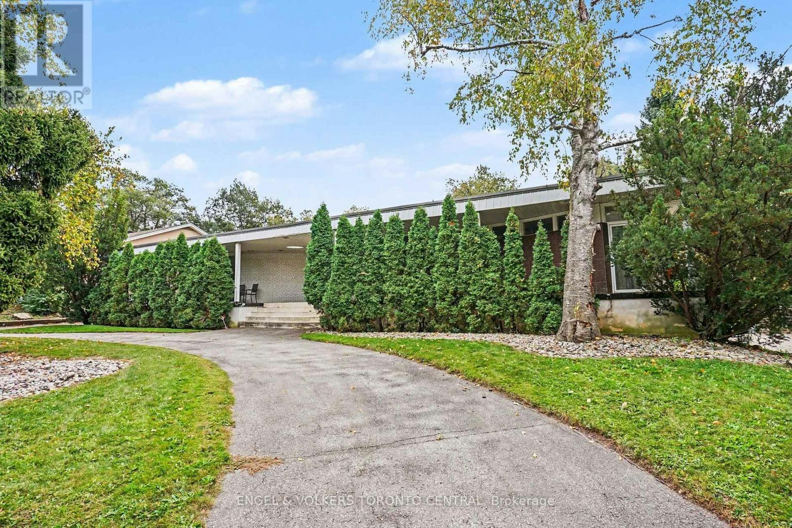 11 Suncrest Drive, Toronto, ON, M3C 2L1