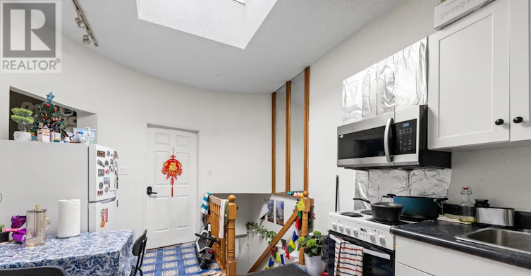 UPPER-1080 Dovercourt Road, Toronto, ON, M6H 2X8 - 4