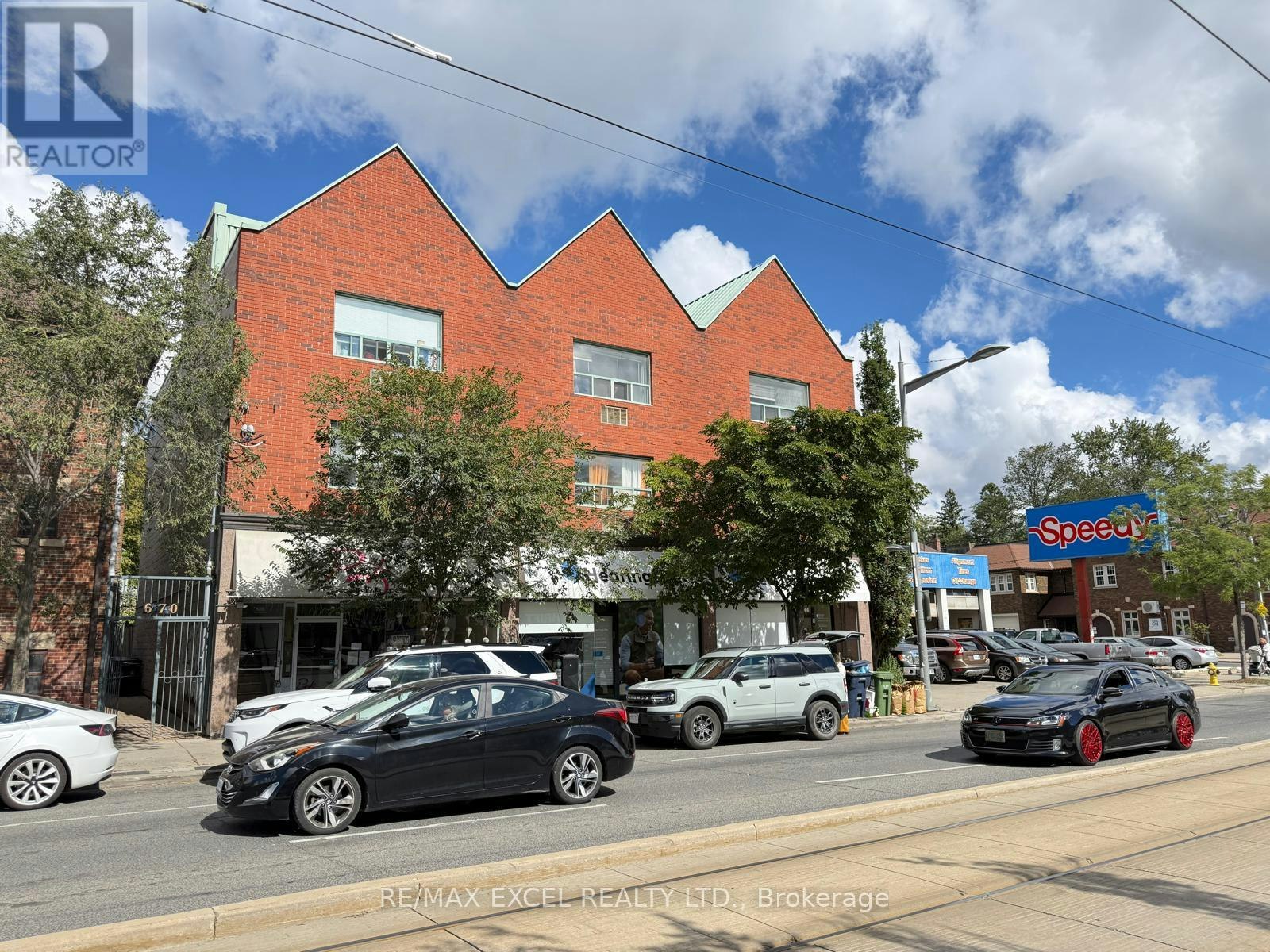 305-666 St Clair Avenue W, Toronto, ON, M6C 1B1