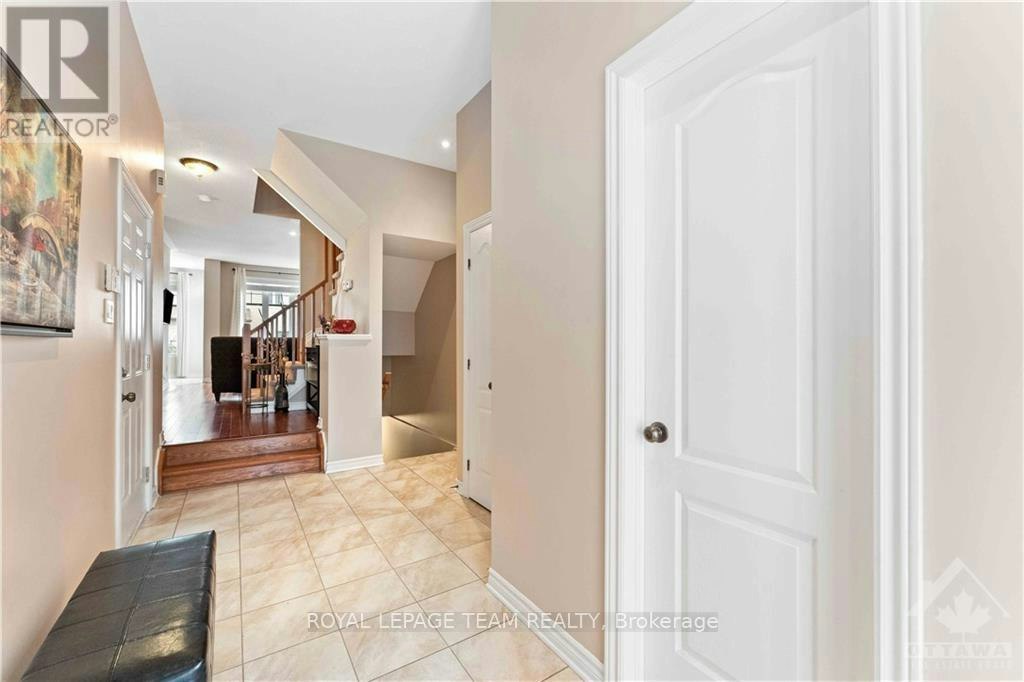 112 Furness Way, Ottawa, ON, K2G 7E4 - 4