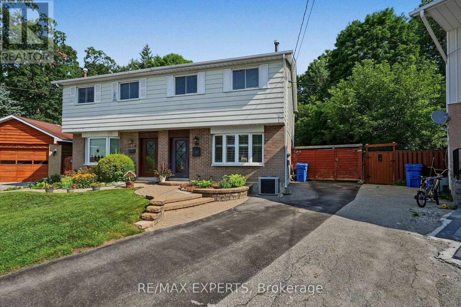 326 Oakwood Court, Newmarket, ON, L3Y 3C8