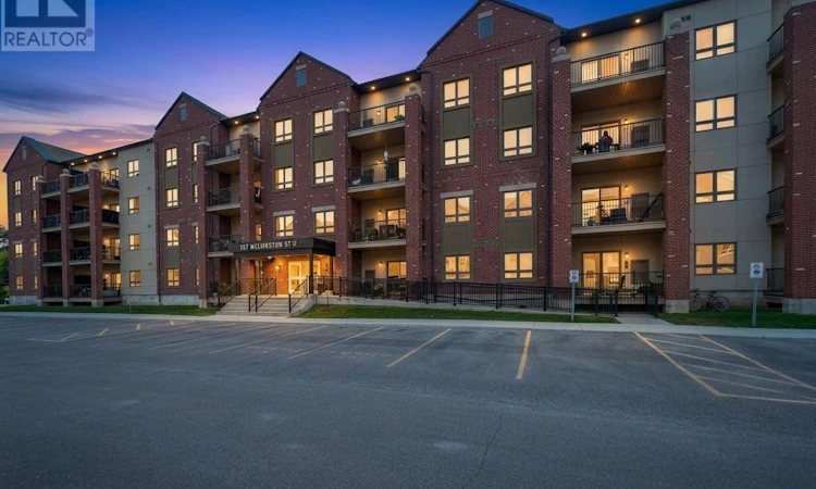103-157 Wellington Street E