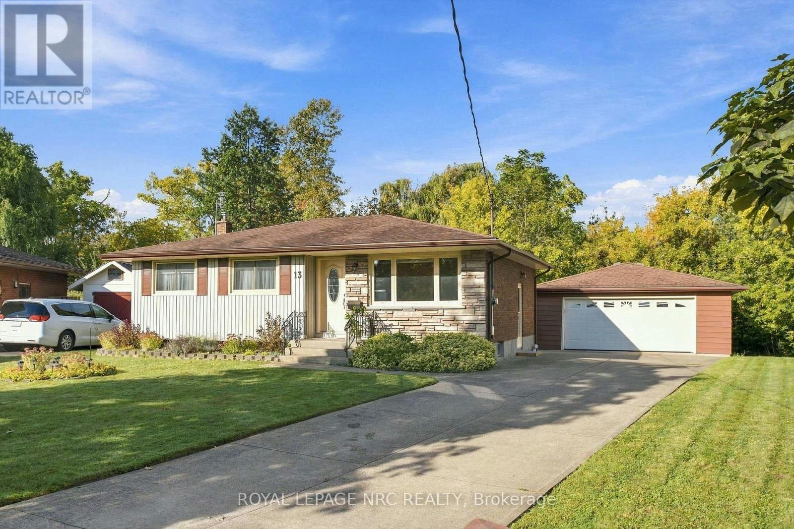13 Hardwood Grove, St. Catharines, ON, L2P 1K3