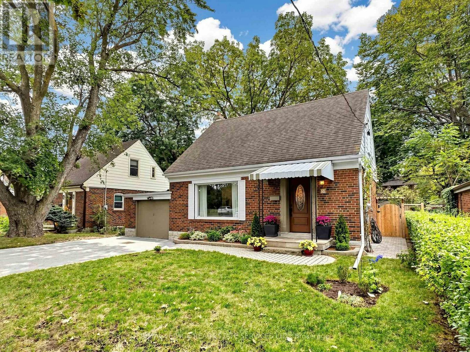 5 Ambleside Avenue, Toronto, ON, M8Z 2H5