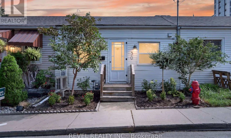 30 Ray Street N