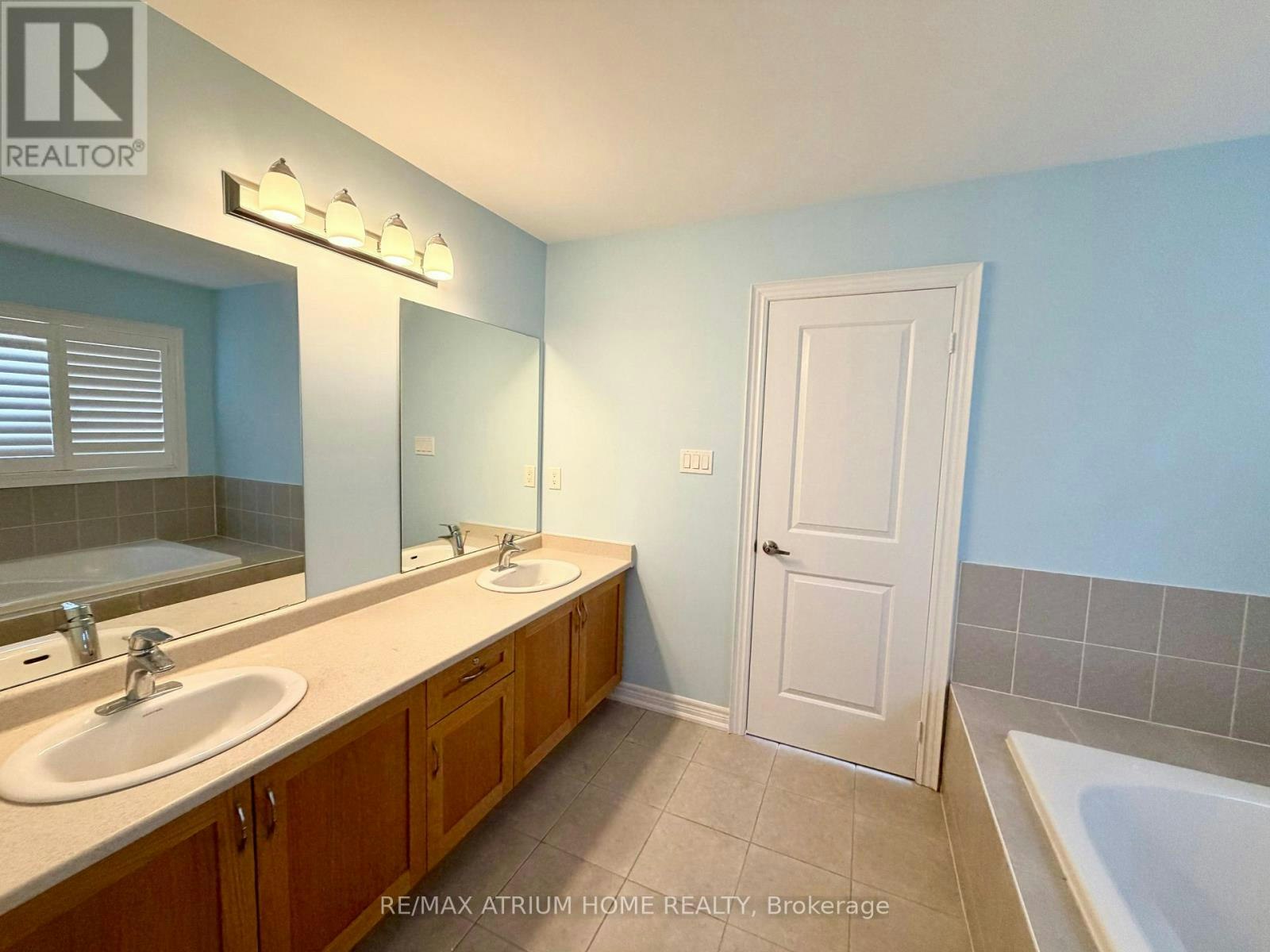 22 Duggan Street, Aurora, ON, L4G 0Y9 - 22
