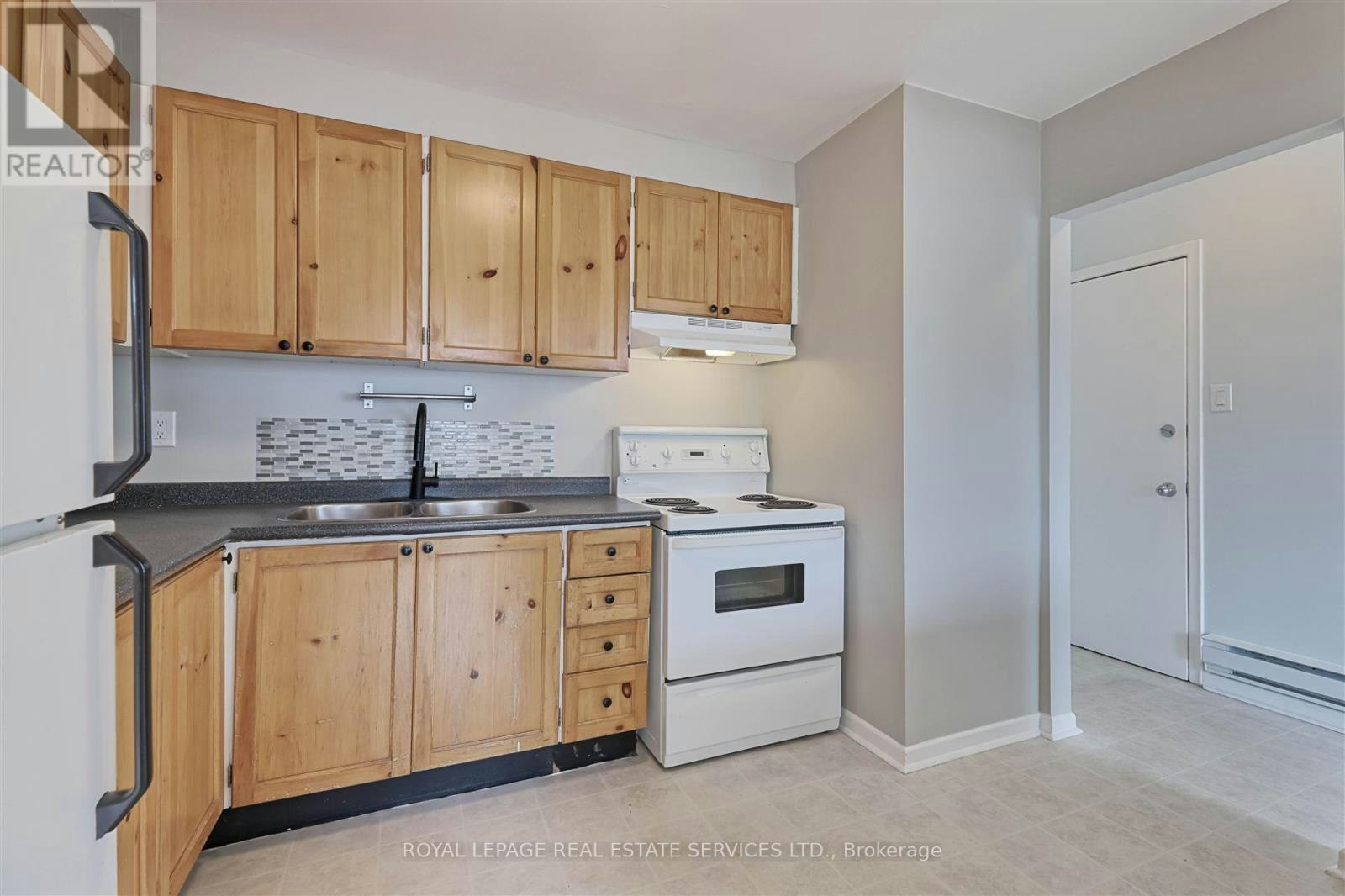 BACK-2875 Bloor Street W, Toronto, ON, M8X 1B3 - 7