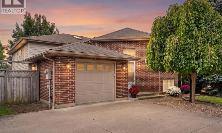 342 Thorn Ridge Crescent