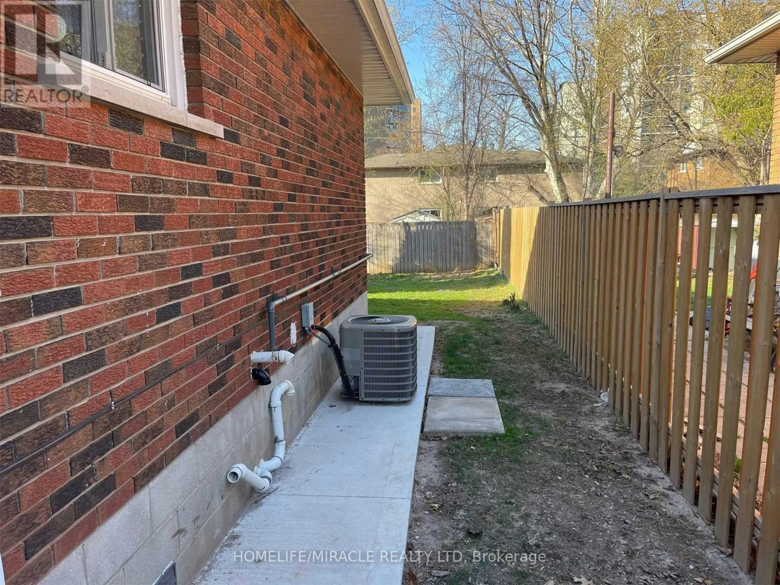 BSMT-64 Gainsborough Road, Hamilton, ON, L8E 1E1 - 27