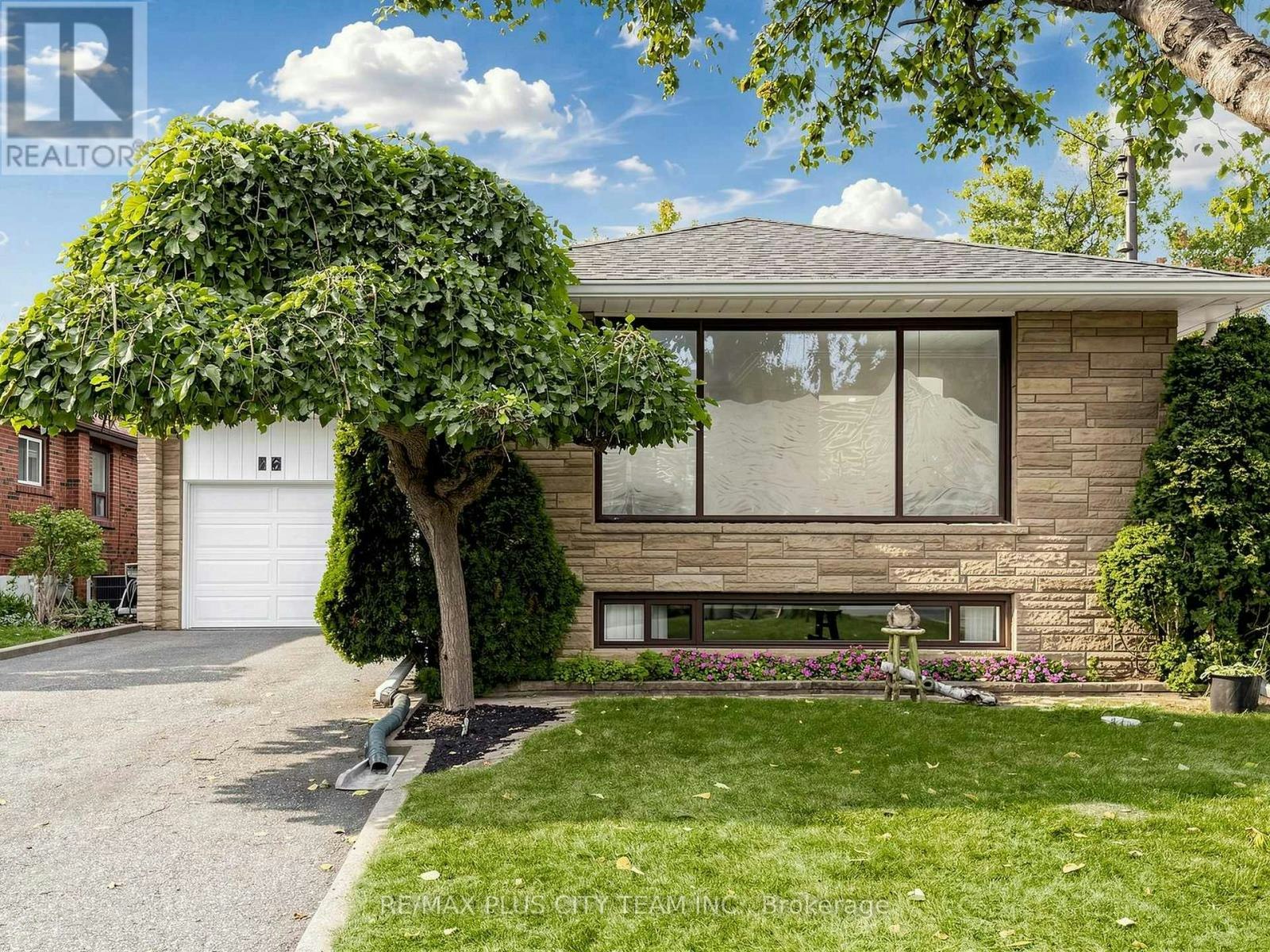 16 Holford Crescent, Toronto, ON, M1T 1M1
