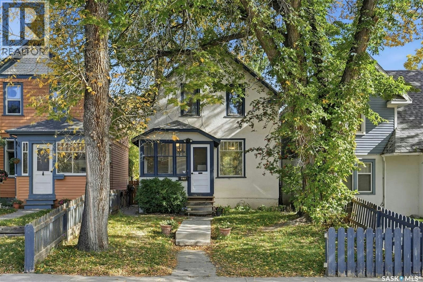818 B Avenue N, Saskatoon, SK, S7L 1E7