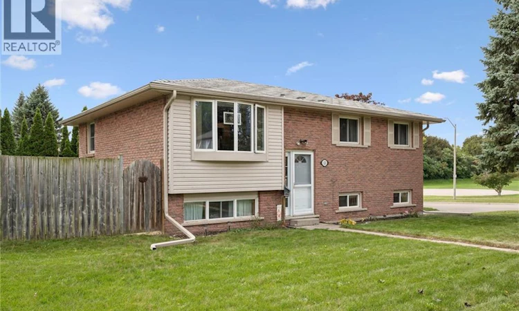 121 Nathaniel Crescent