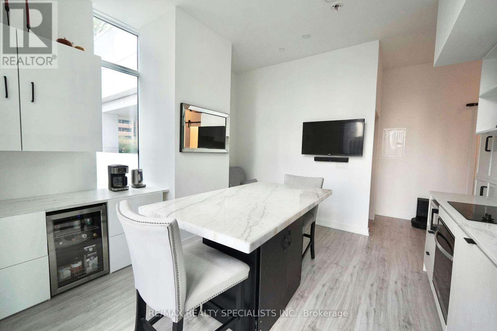 908-252 Church Street, Toronto, ON, M5B 1Z2