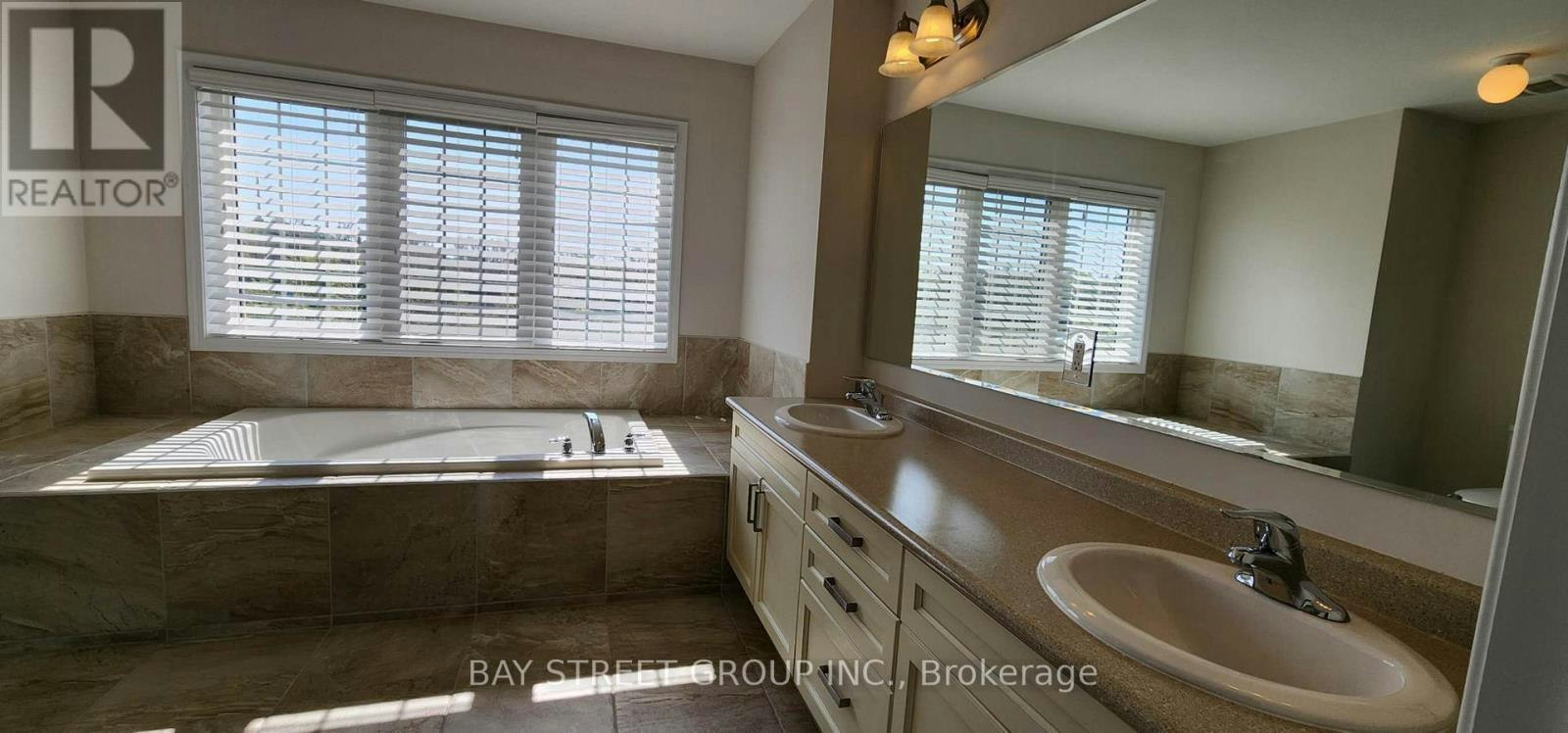 246 Degraaf Crescent, Aurora, ON, L4G 0X1 - 13
