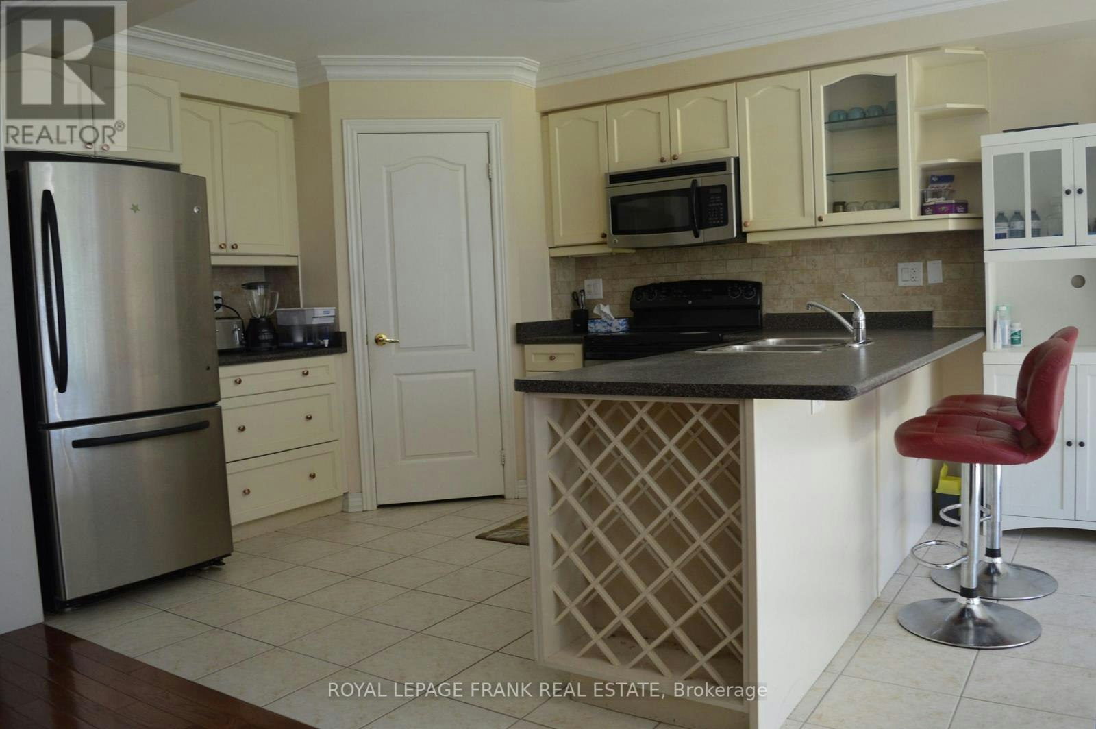 61 Summerside Avenue, Whitby, ON, L1R 0J9 - 8