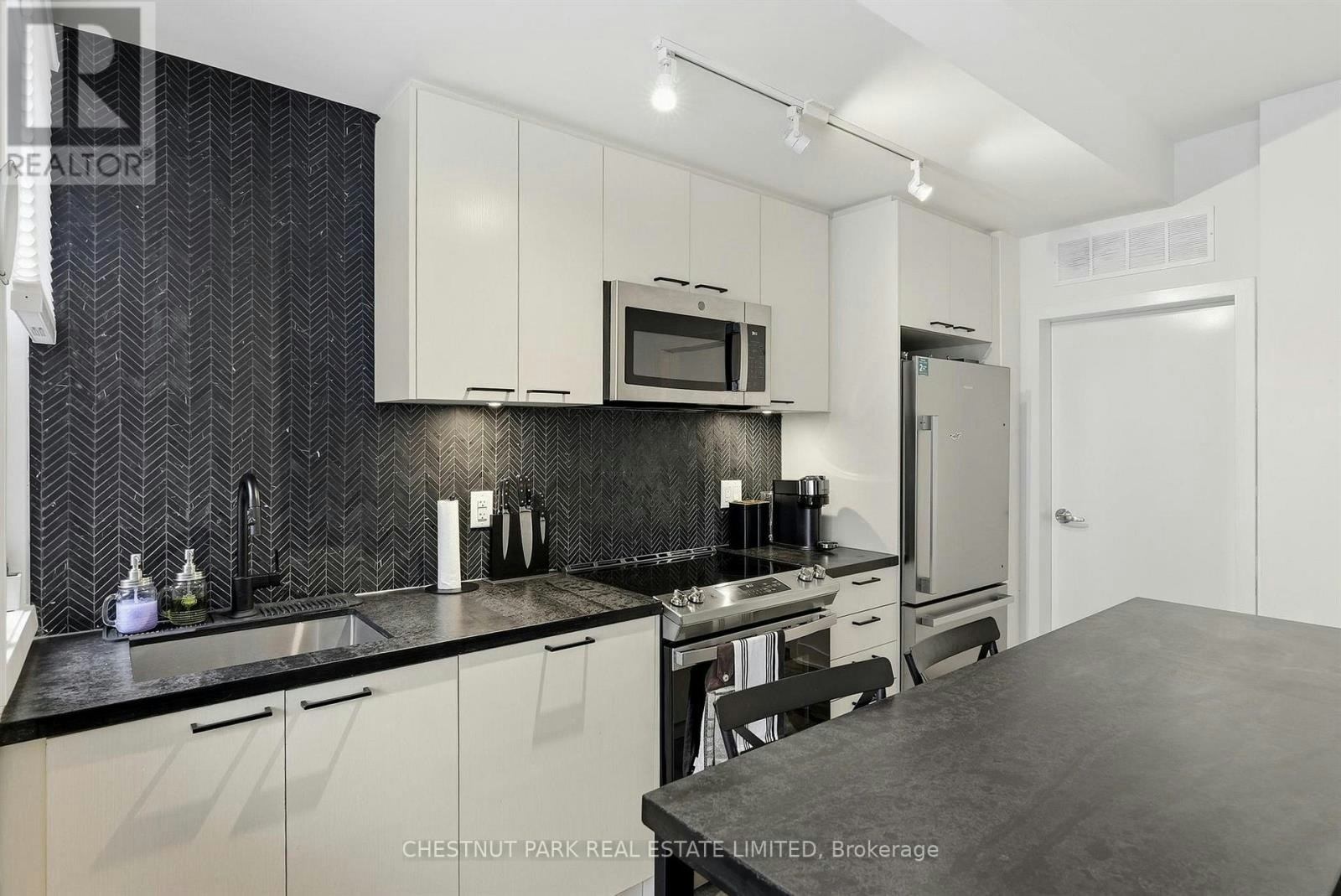 TH12-20 Ed Clark Gardens, Toronto, ON, M6N 0B5 - 12