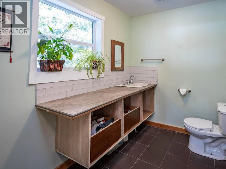 1112 Hume Street, Slocan, BC, V0G 2C0 - 22