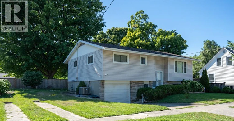 32 Louisa Street, Point Edward, ON, N7V 1W1 - 2