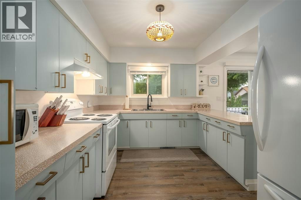 32 Louisa Street, Point Edward, ON, N7V 1W1 - 10