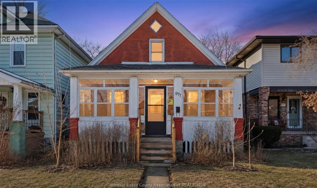 977 Gladstone, Windsor, ON, N9A 2R5