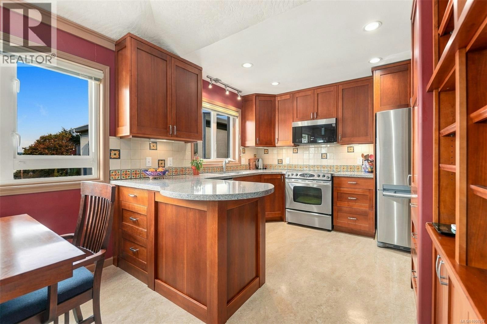 303-1158 Fairfield Road - 2