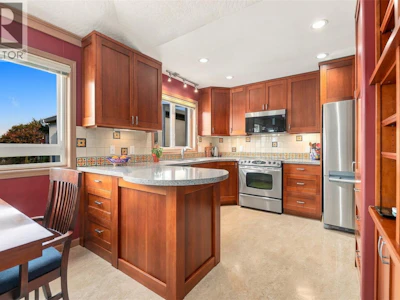 303-1158 Fairfield Road - 2