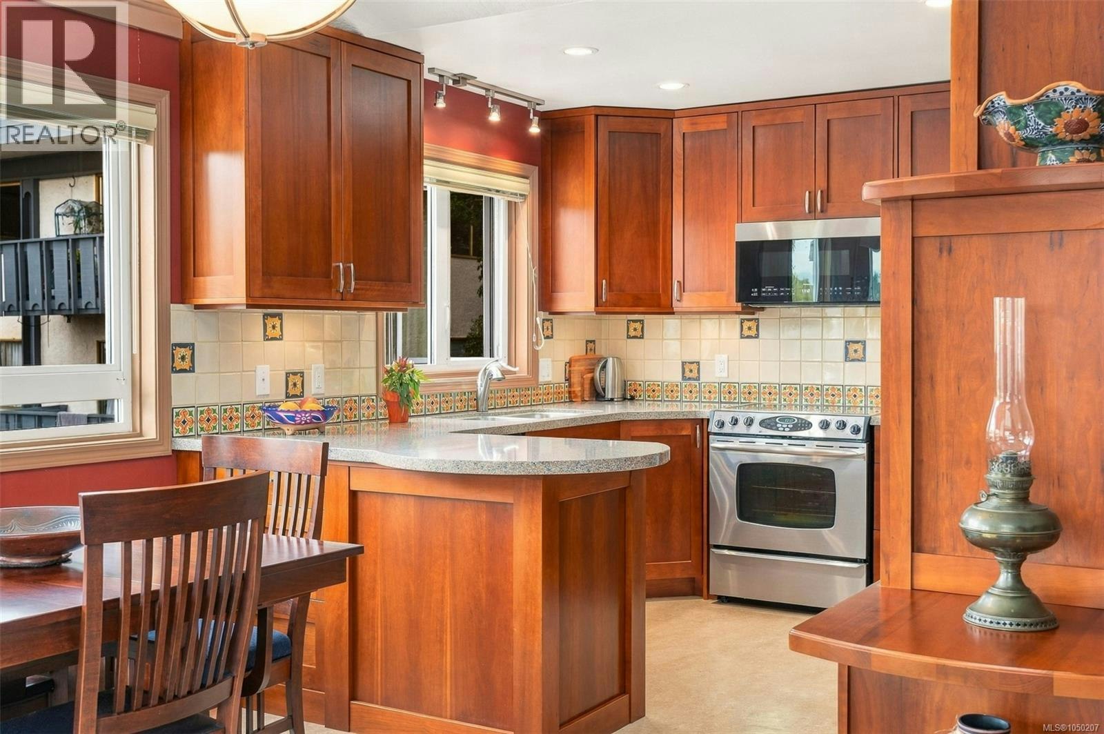 303-1158 Fairfield Road - 5