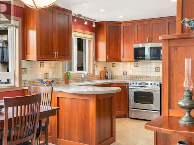 303-1158 Fairfield Road - 5