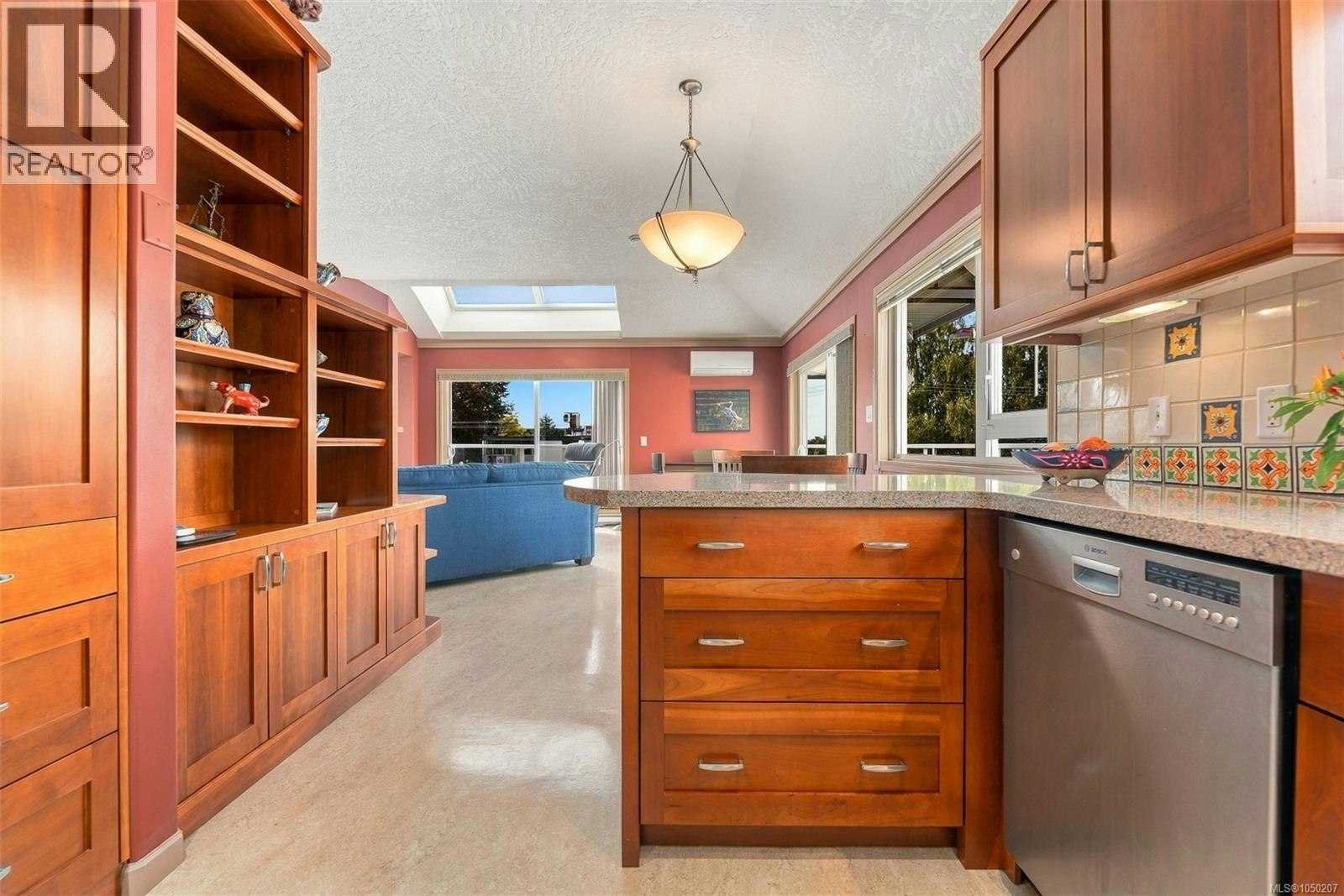 303-1158 Fairfield Road - 4