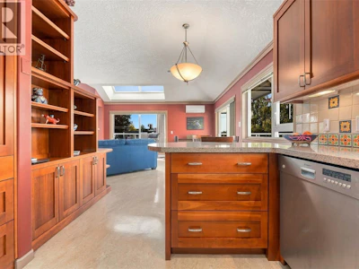 303-1158 Fairfield Road - 4