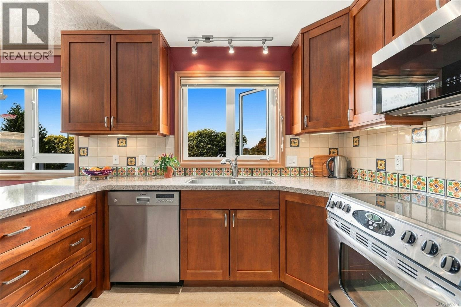 303-1158 Fairfield Road - 3