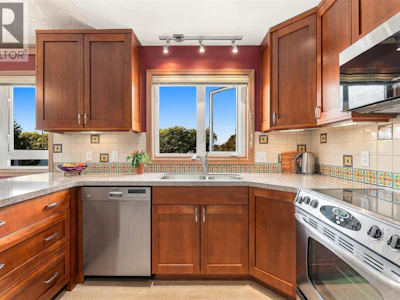 303-1158 Fairfield Road - 3