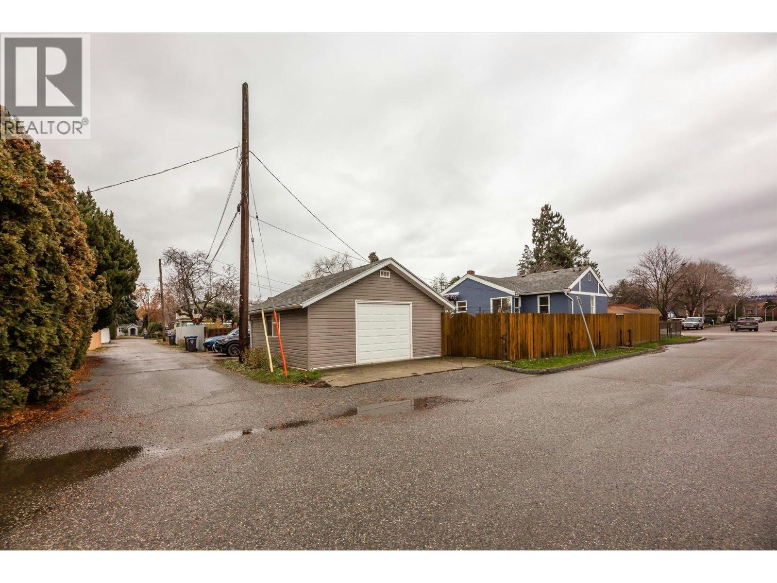 2405 Pandosy Street, Kelowna, BC, V1Y 1T7 - 24