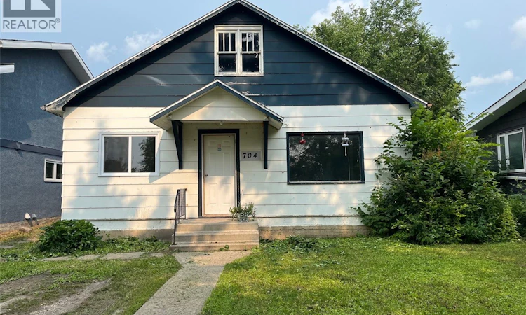 704 West Avenue
