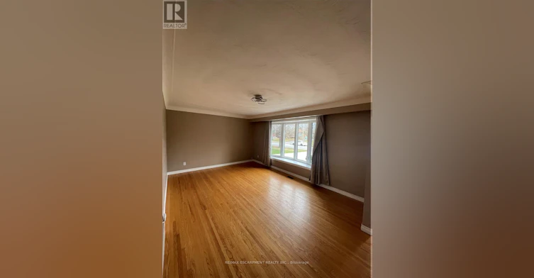 23 Woodsview Avenue W, Grimsby, ON, L3M 3S7 - 3