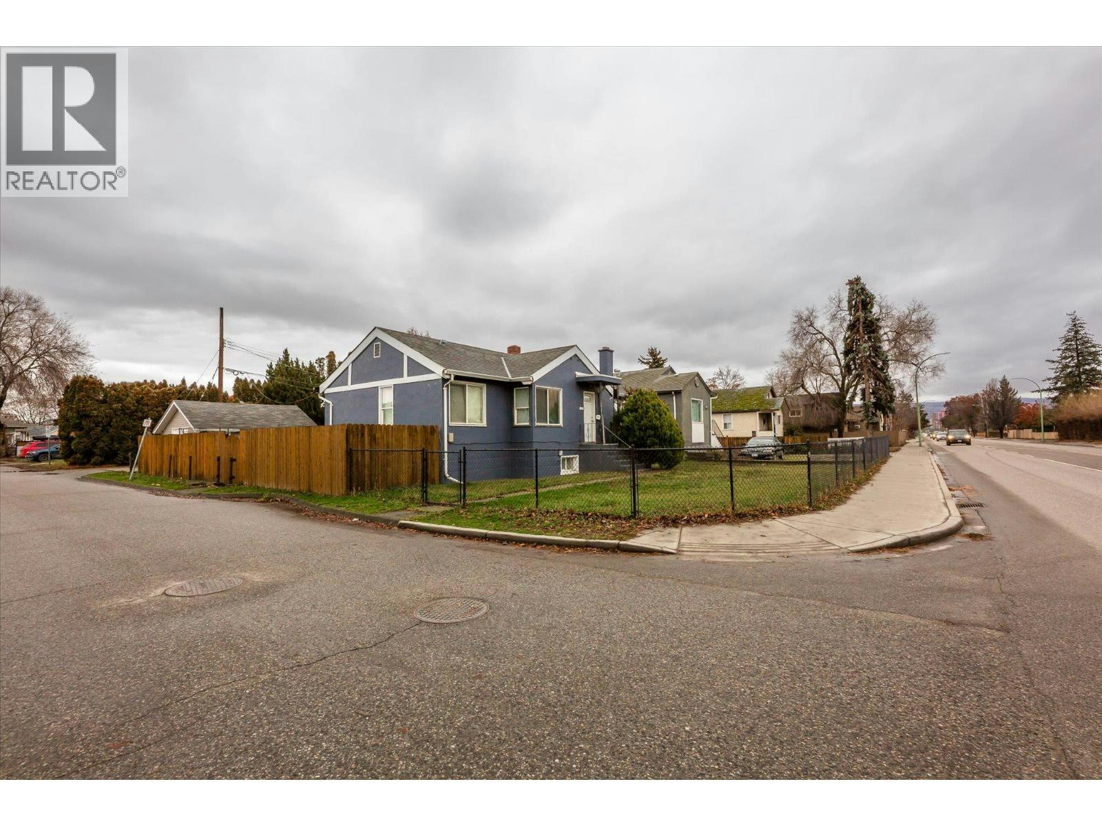 2415 Pandosy Street, Kelowna, BC, V1Y 1T7 - 25