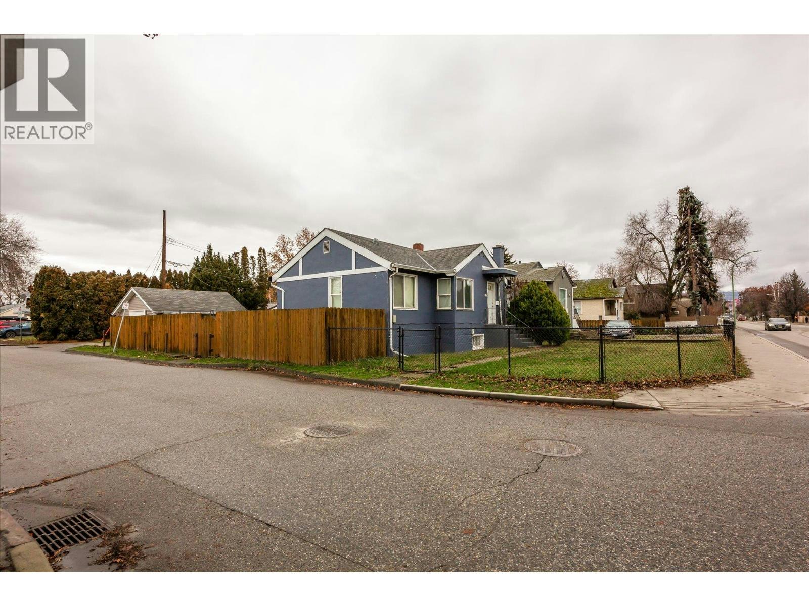 2415 Pandosy Street, Kelowna, BC, V1Y 1T7 - 21