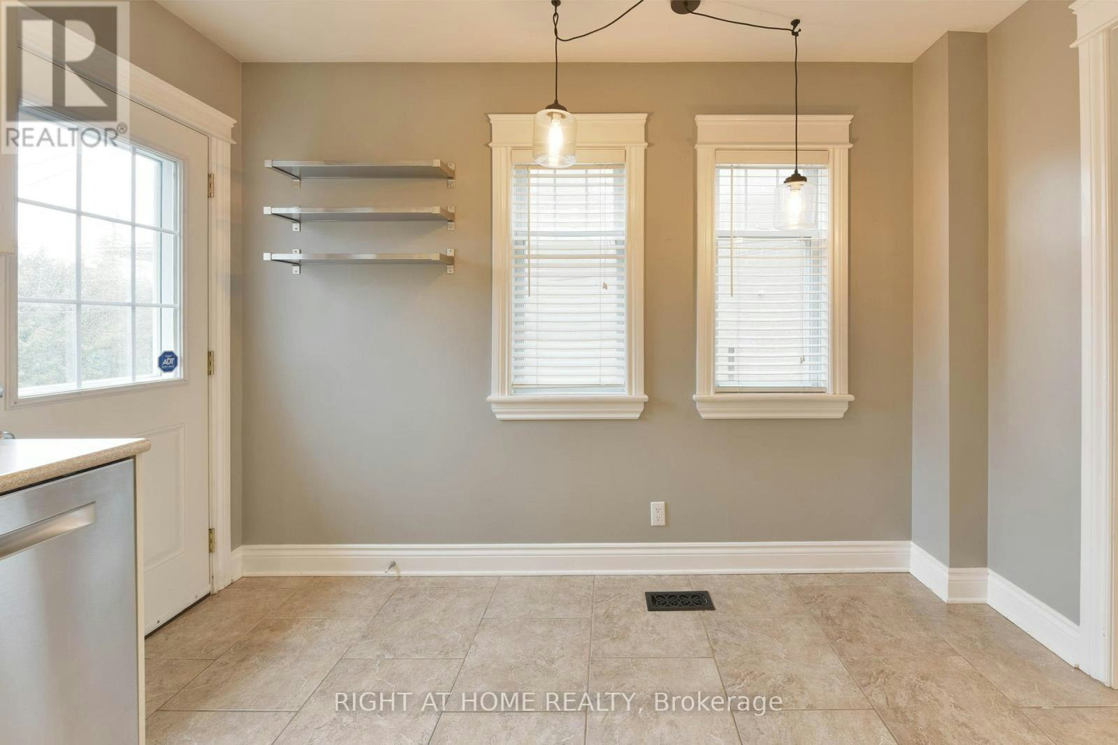 37 Rossland Avenue, Ottawa, ON, K2G 2K3 - 7