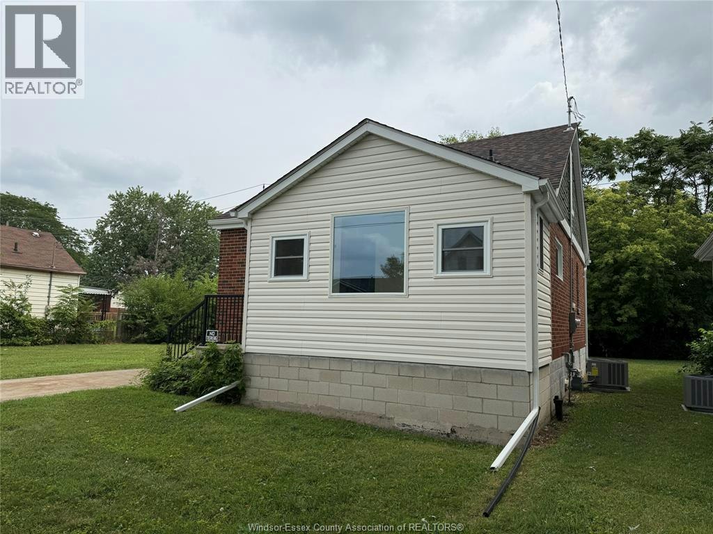 1290 Laurendeau Avenue, Windsor, ON, N8Y 4B5 - 4