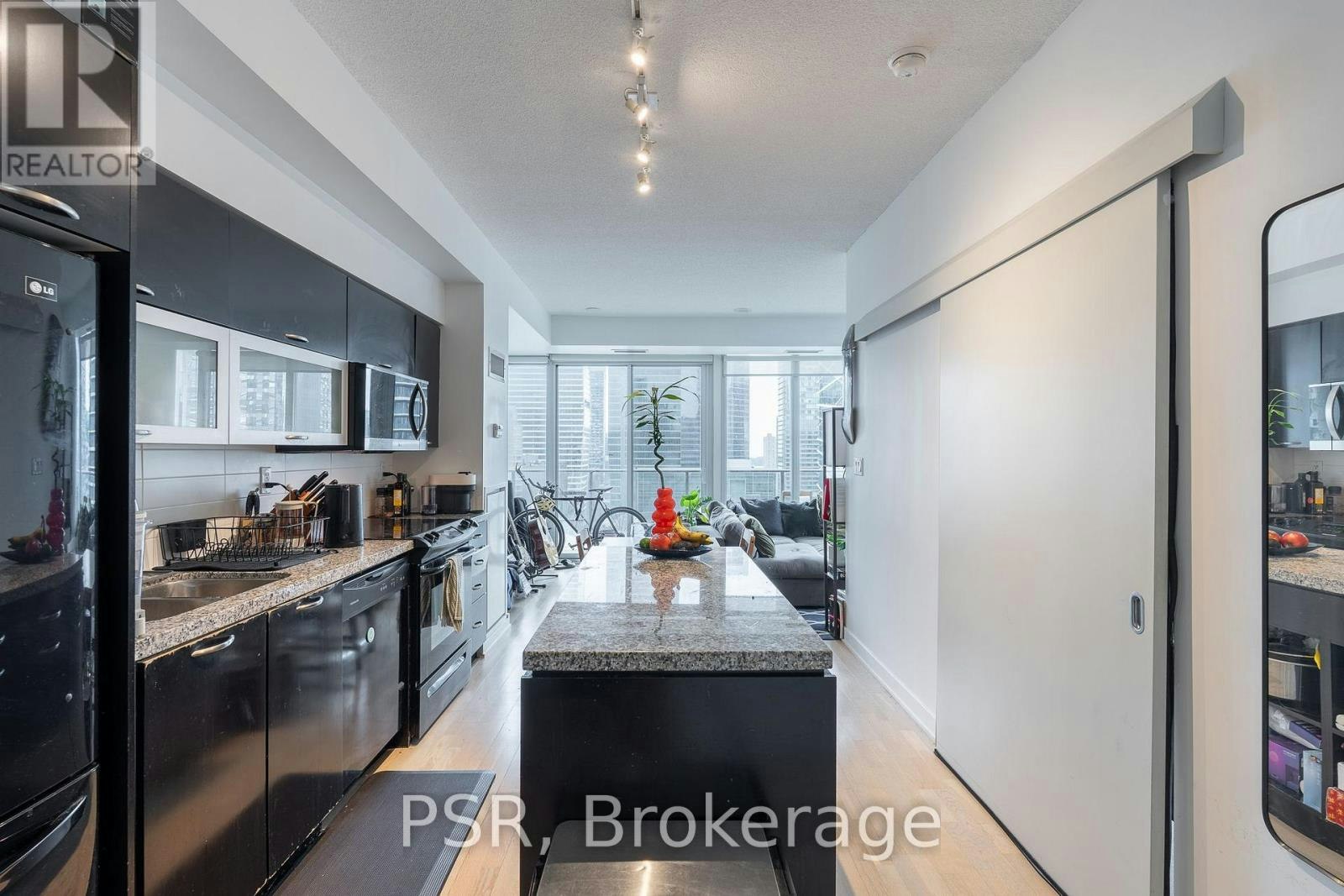 1803-126 Simcoe Street, Toronto, ON, M5H 4E6 - 2