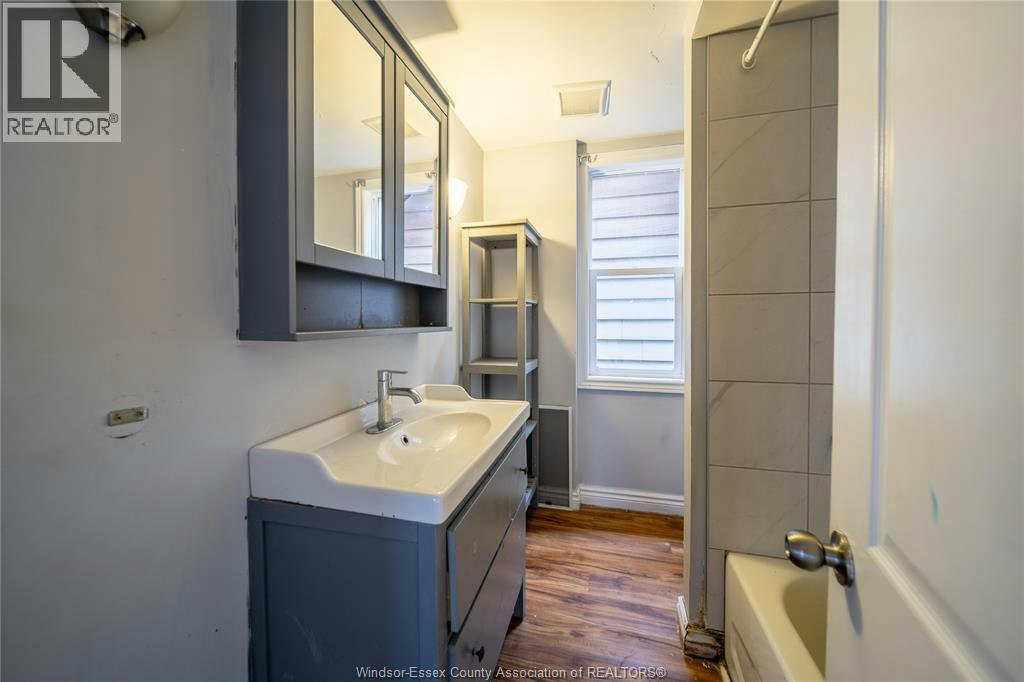 MAIN-1076 Dougall Avenue, Windsor, ON, N9A 4R5 - 10