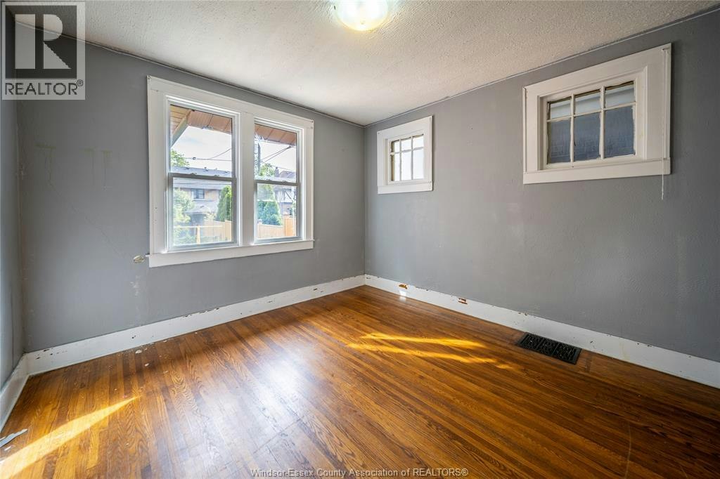 MAIN-1076 Dougall Avenue, Windsor, ON, N9A 4R5 - 8