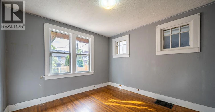 MAIN-1076 Dougall Avenue, Windsor, ON, N9A 4R5 - 8