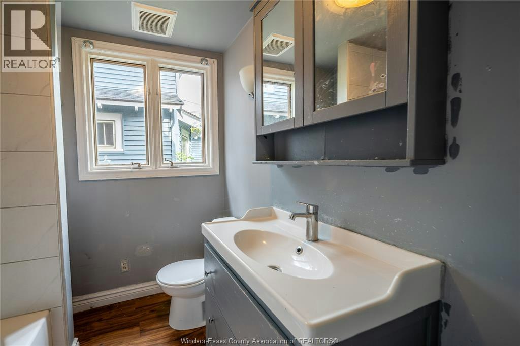MAIN-1076 Dougall Avenue, Windsor, ON, N9A 4R5 - 9