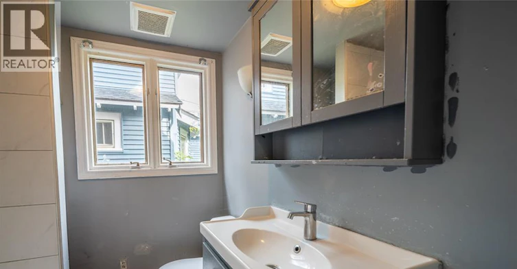 MAIN-1076 Dougall Avenue, Windsor, ON, N9A 4R5 - 9
