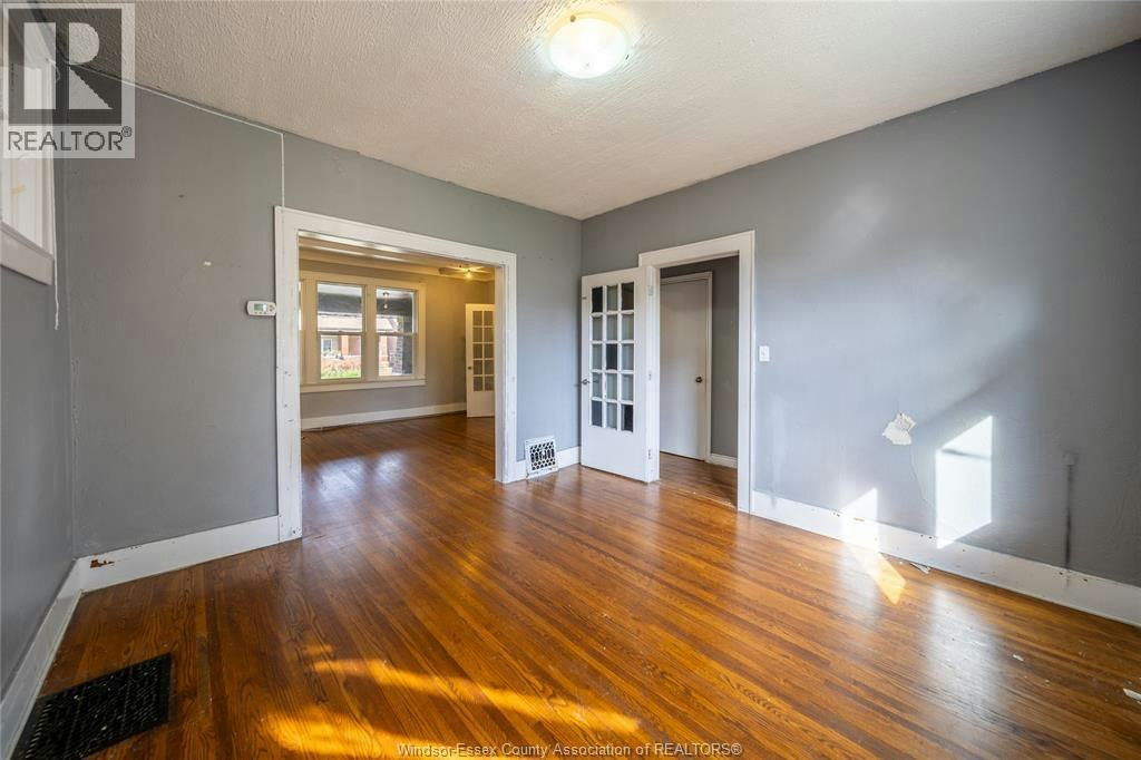 MAIN-1076 Dougall Avenue, Windsor, ON, N9A 4R5 - 5