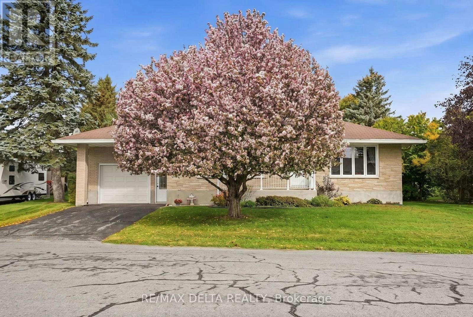 6 Place Madeleine Street, Limoges, ON, K0C 2B0