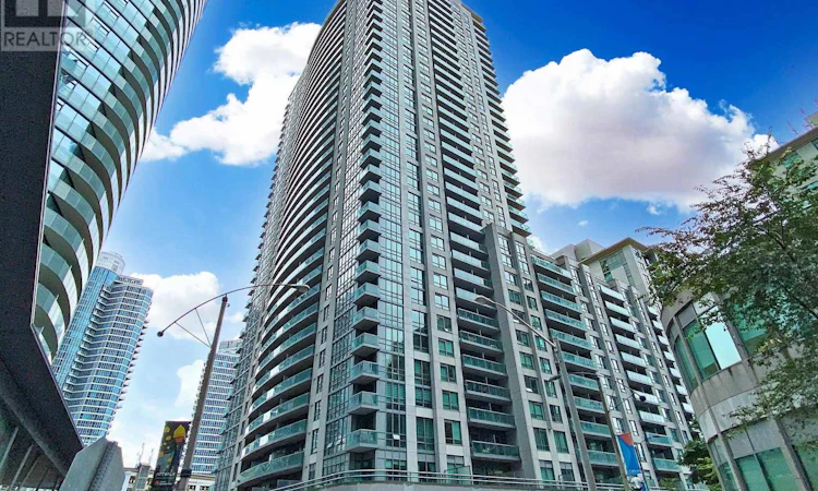 1103-19 Grand Trunk Crescent